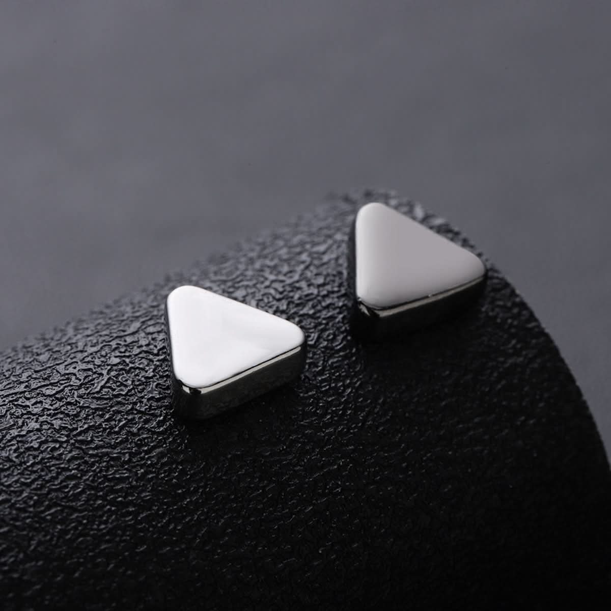 Men’s Magnetic Triangle Ear Clips – No-Piercing, Hip-Hop Style Jewelry