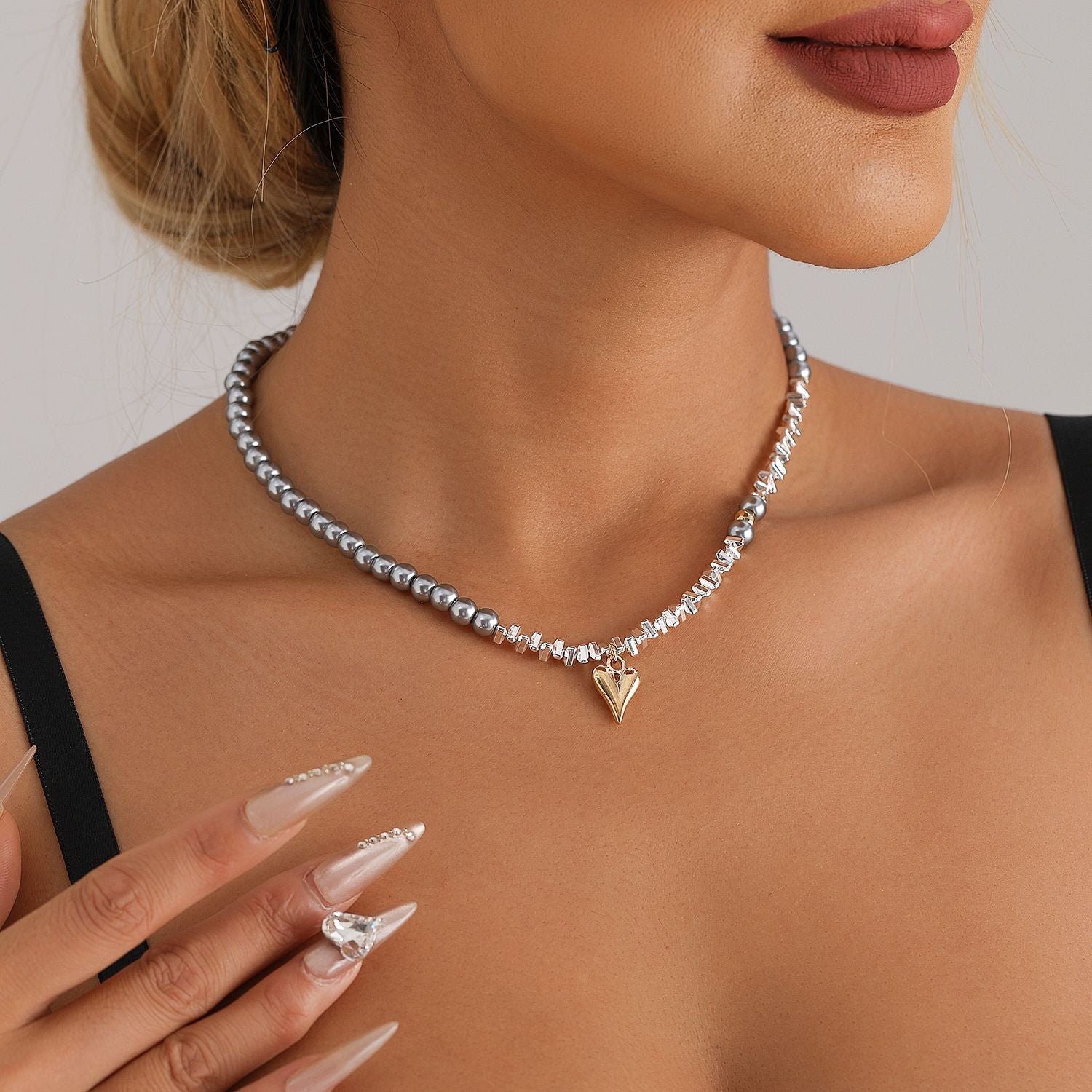 Handmade Glass Bead Heart Necklace – Elegant Gold Clavicle Chain for Women