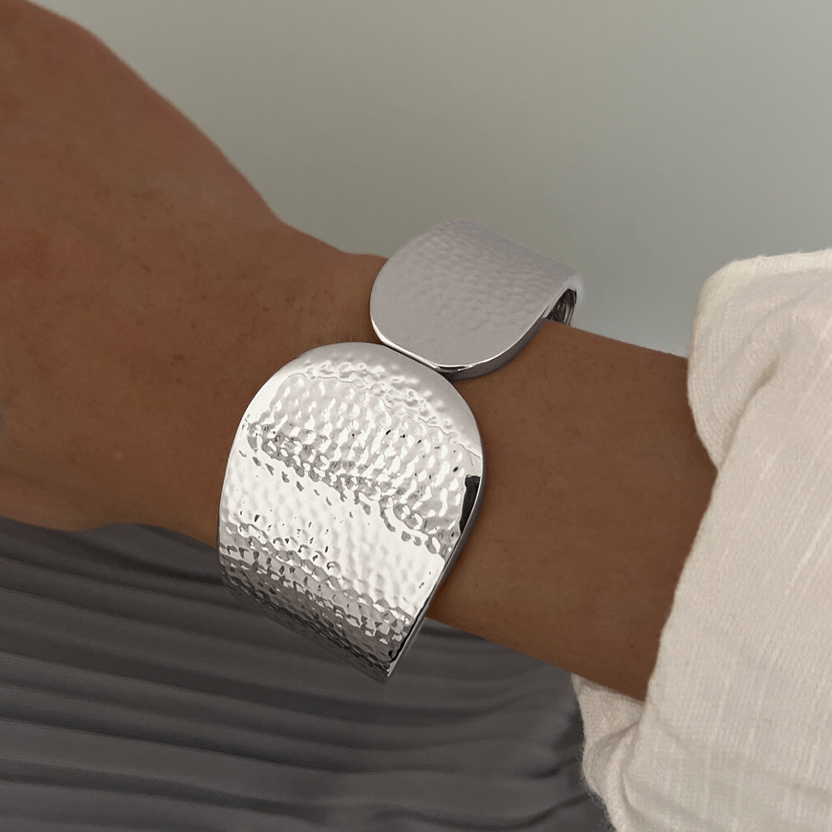 Bold Hammered Texture Cuff Bracelet for Women – High Color Retention Alloy Jewelry