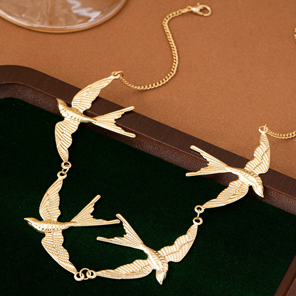 Gold Swallow Pendant Necklace – Elegant Bird Design Fashion Jewelry for Women