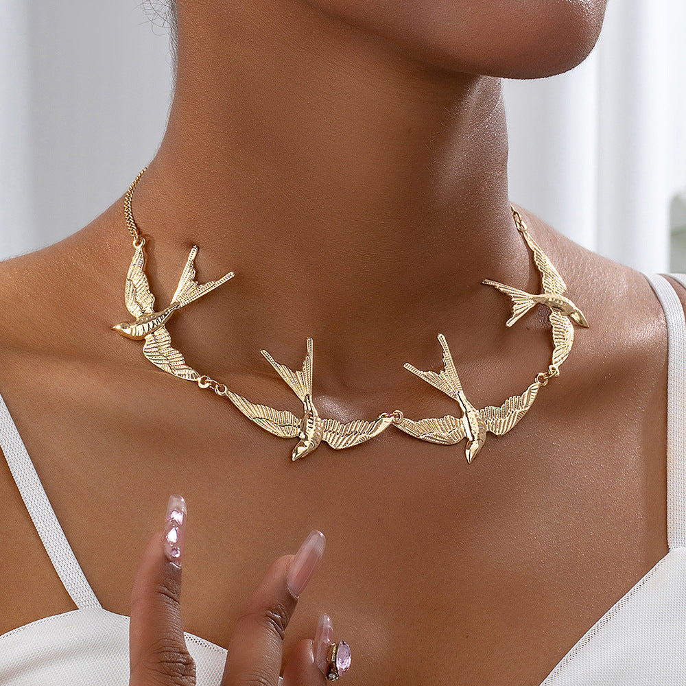 Gold Swallow Pendant Necklace – Elegant Bird Design Fashion Jewelry for Women
