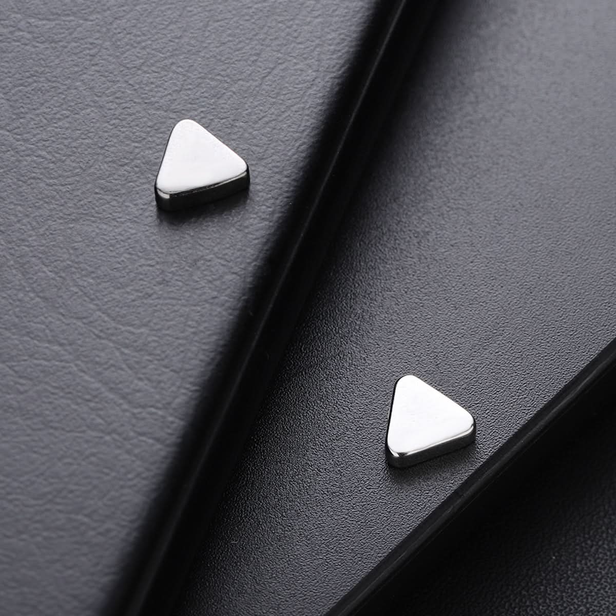 Men’s Magnetic Triangle Ear Clips – No-Piercing, Hip-Hop Style Jewelry