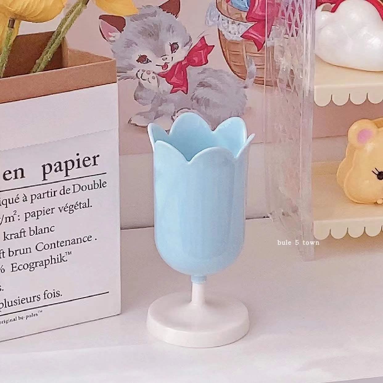 Stylish Tulip Pen Holder & Makeup Organizer