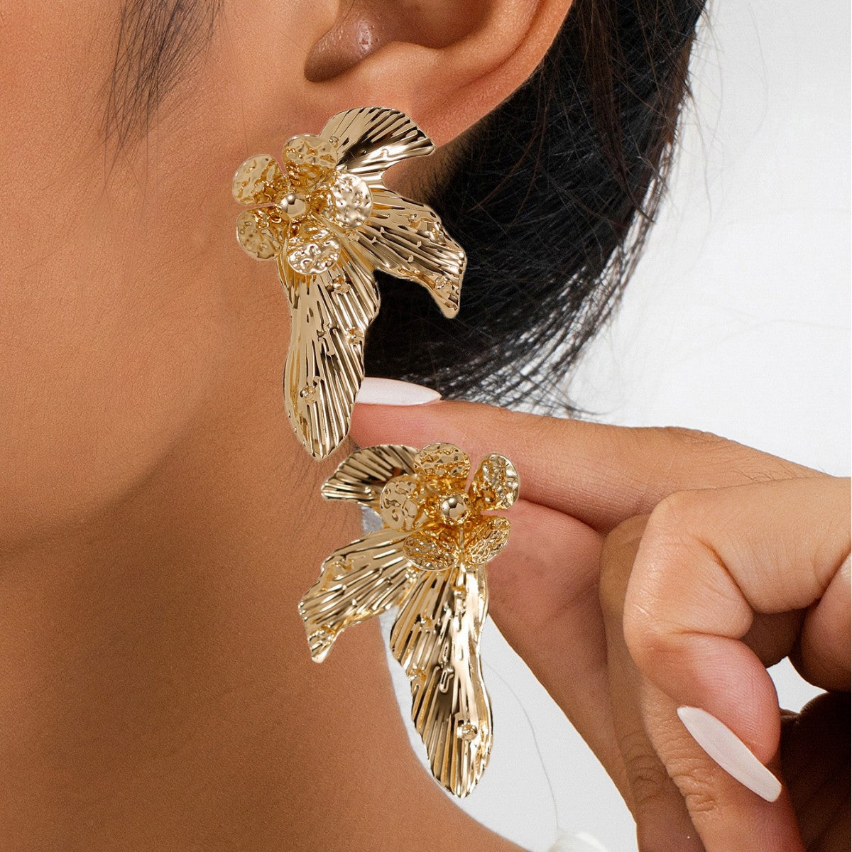 Women’s Retro Leaf Flower Earrings – Elegant Metal Fashion Jewelry