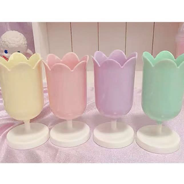 Stylish Tulip Pen Holder & Makeup Organizer