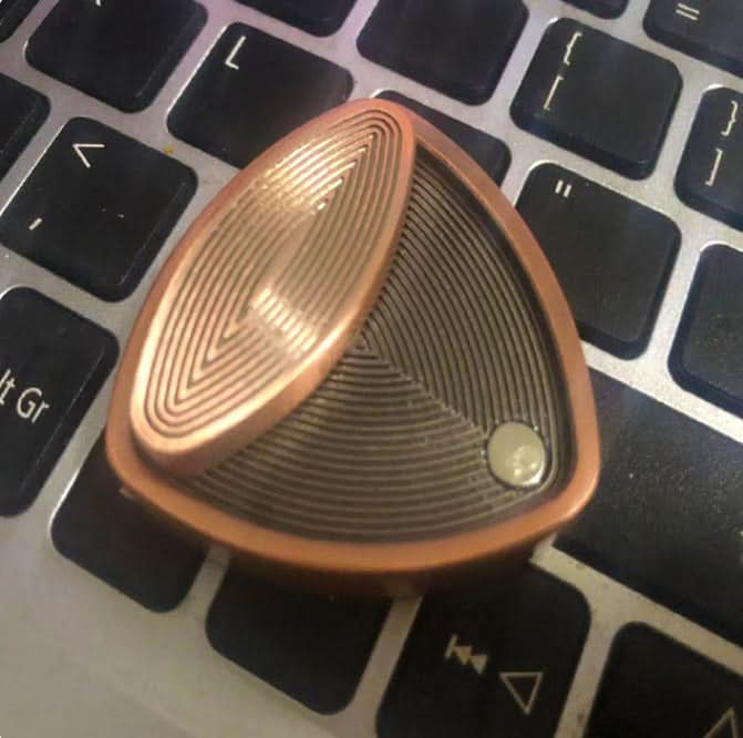EDC Triangle Spinner Fidget Coin – Rotating Snap Push Card Stress Relief Tool
