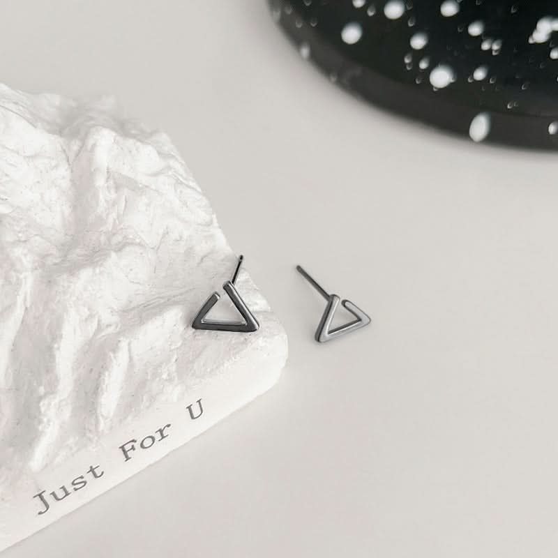 Unisex Black Triangle Stud Earrings – Geometric Hip-Hop Jewelry