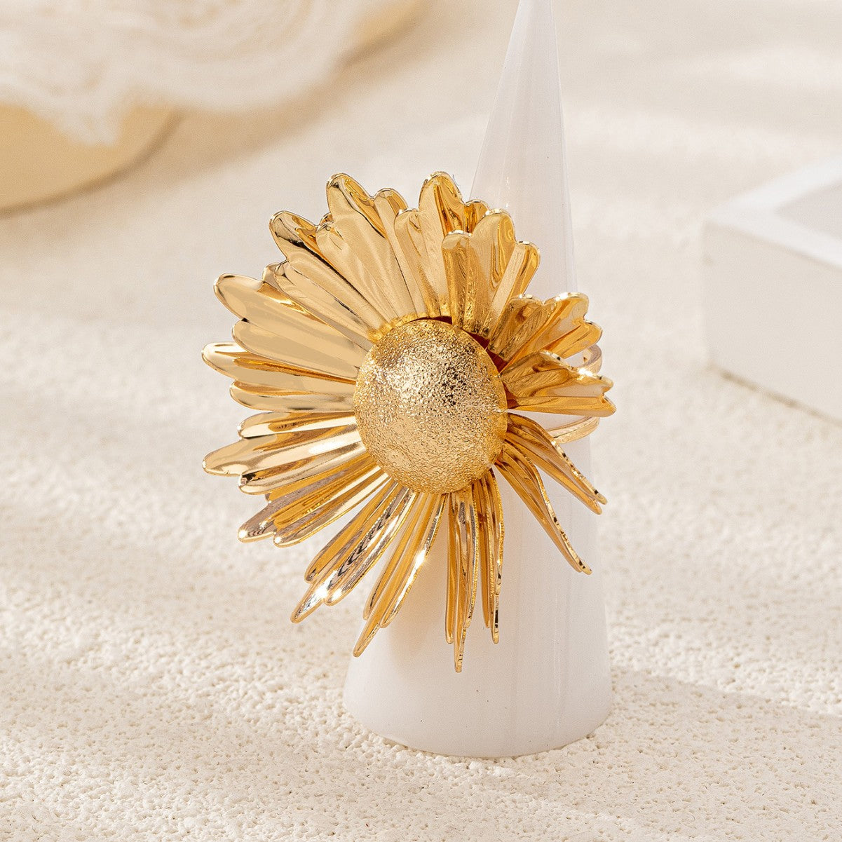 Retro Floral Sunflower Statement Ring for Women – Gold Alloy Vintage Flower Jewelry