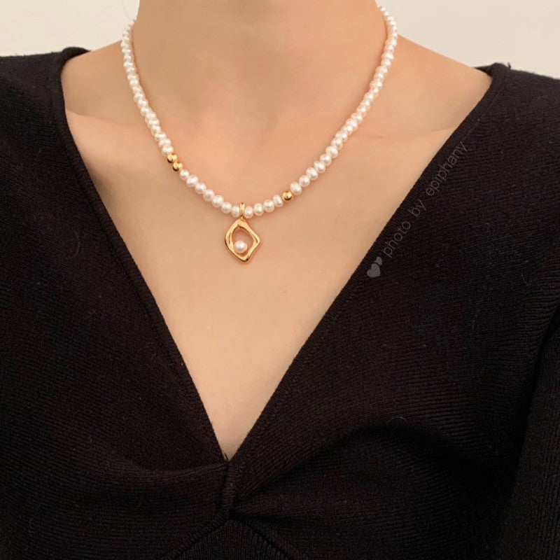 Asymmetrical Pearl Pendant Necklace – Elegant Floral Gold Jewelry for Women