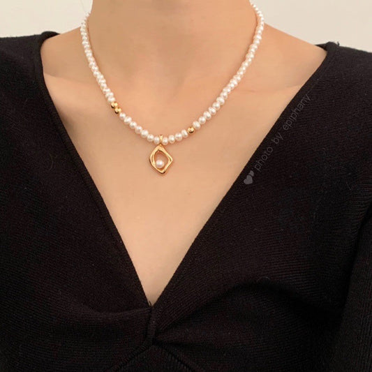 Asymmetrical Pearl Pendant Necklace – Elegant Floral Gold Jewelry for Women