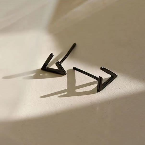 Unisex Black Triangle Stud Earrings – Geometric Hip-Hop Jewelry