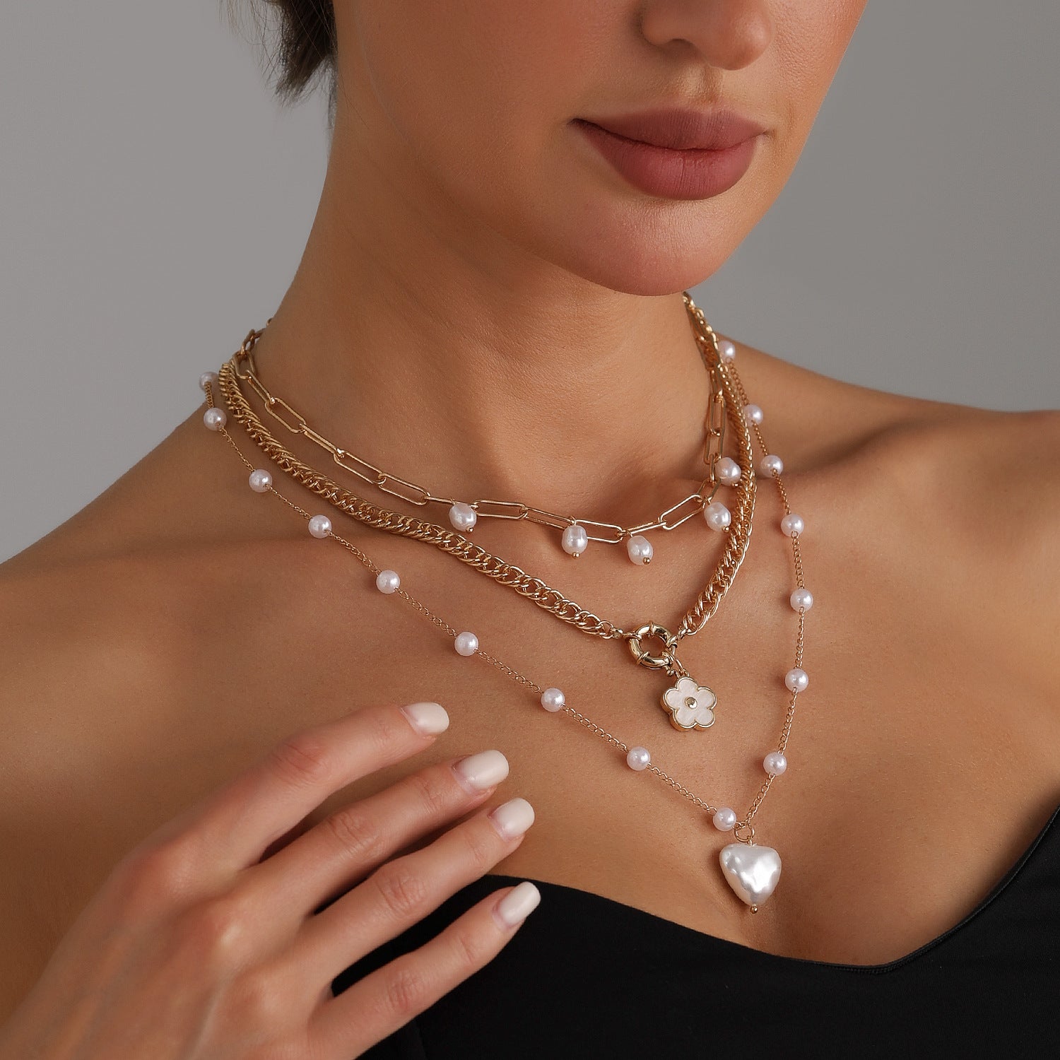 Retro Pearl Heart Necklace – Gold-Plated Five-Petal Flower Pendant for Women