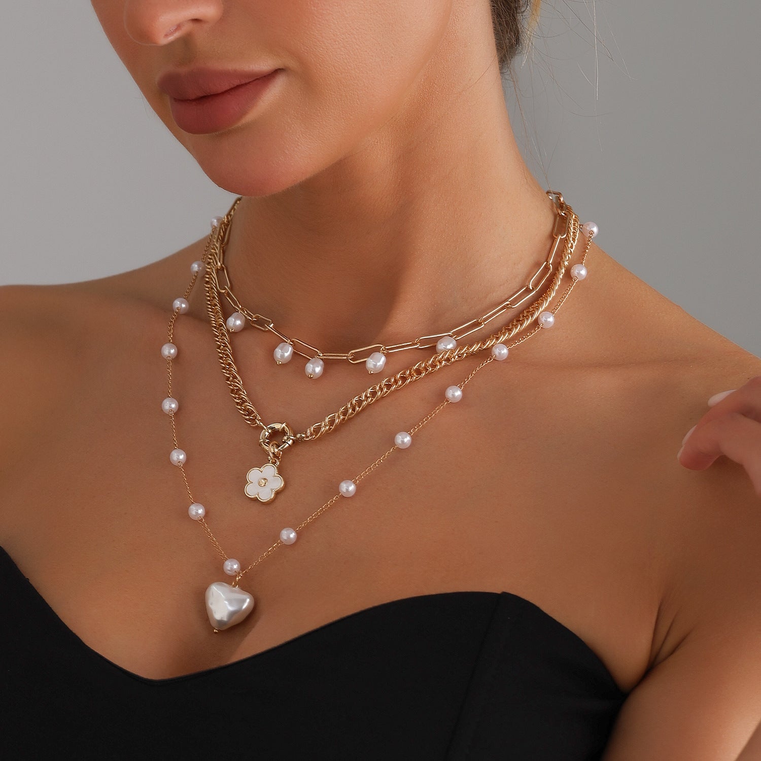 Retro Pearl Heart Necklace – Gold-Plated Five-Petal Flower Pendant for Women