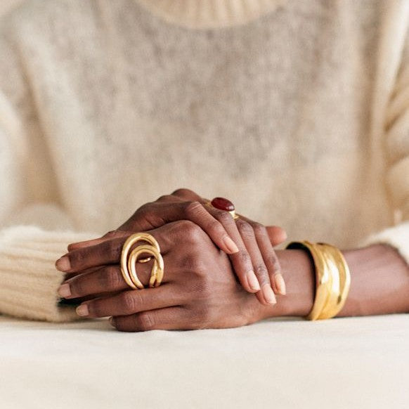 Bold Geometric Gold Curve Ring – Open Style Statement Jewelry for Women