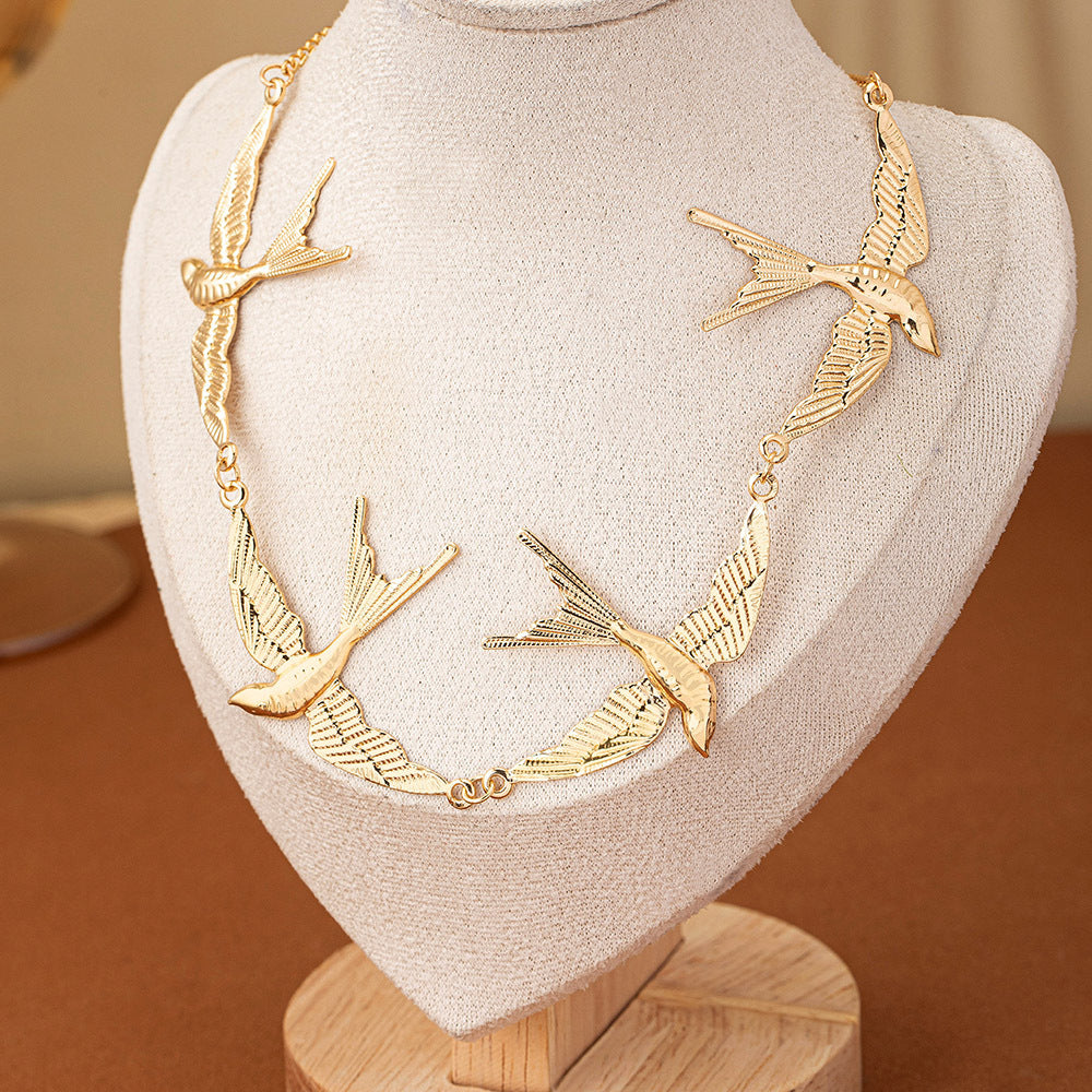 Gold Swallow Pendant Necklace – Elegant Bird Design Fashion Jewelry for Women
