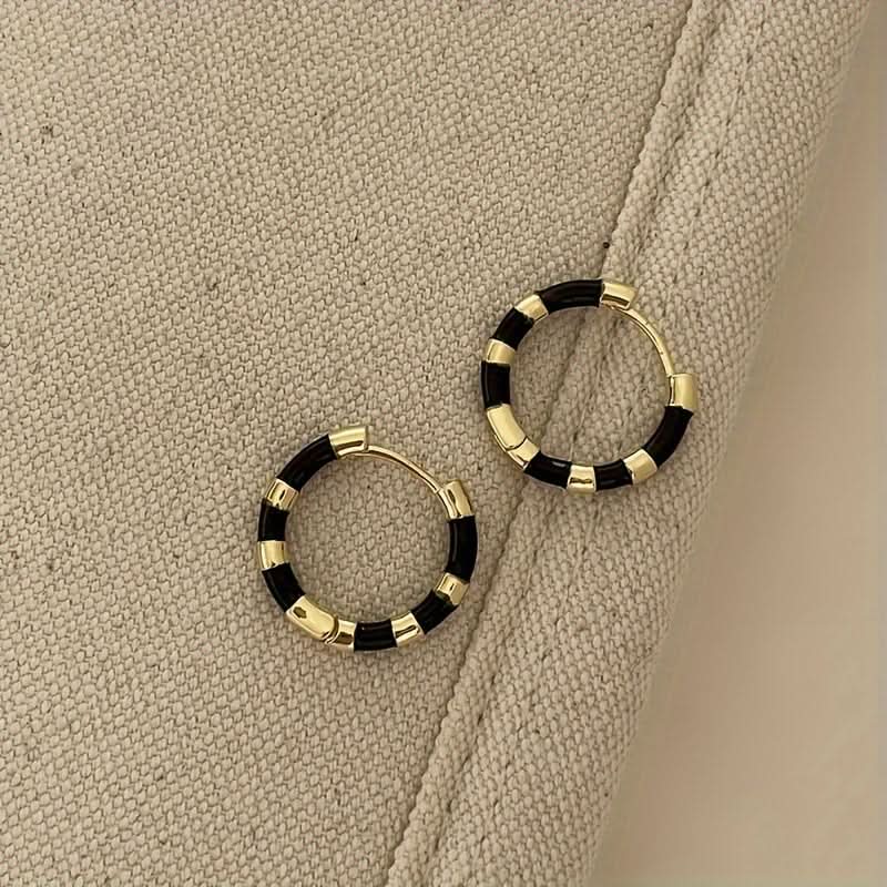 Vibrant Hoop Earrings – Seasonal Style with Retro Minimalist Design