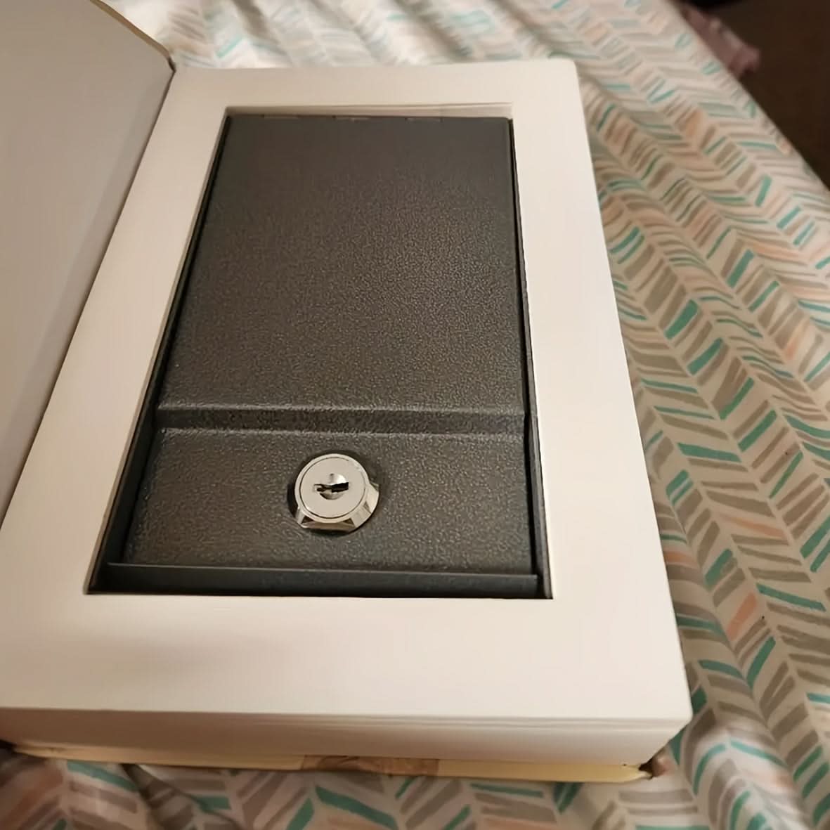 Hidden Book Safe with Key Lock – Secure Metal Box for Cash & Jewelry